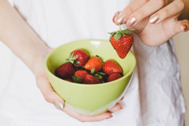 strawberries-on-green-bowl-701798 zdrowa dieta